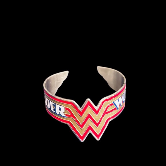 Wonder Woman Bracelet and Earrings set. DC Comics - Picture 3 of 5